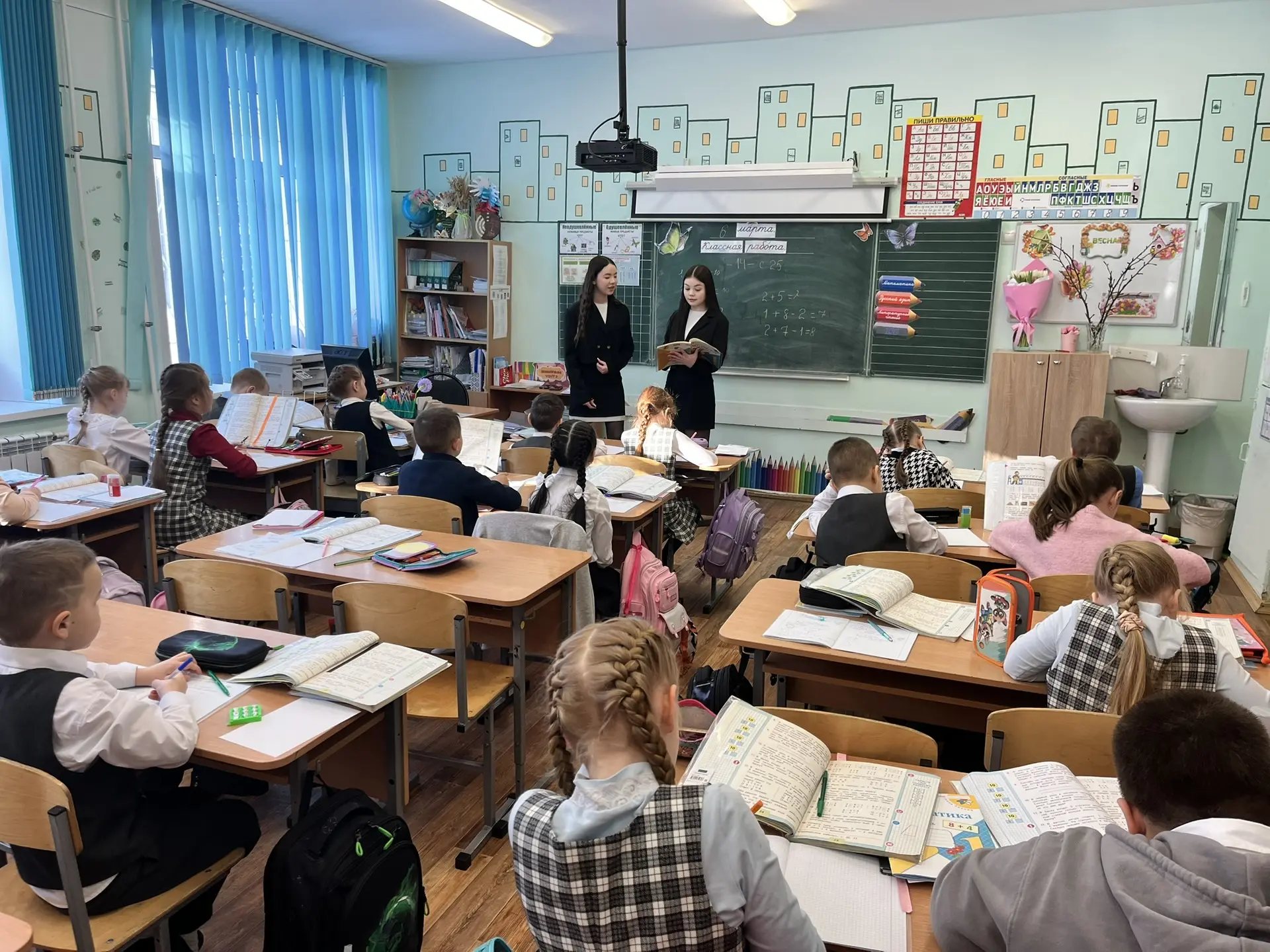 Весна пришла! Поздравляем с Международным женским днем в Медведевской гимназии!  В нашей любимой шко