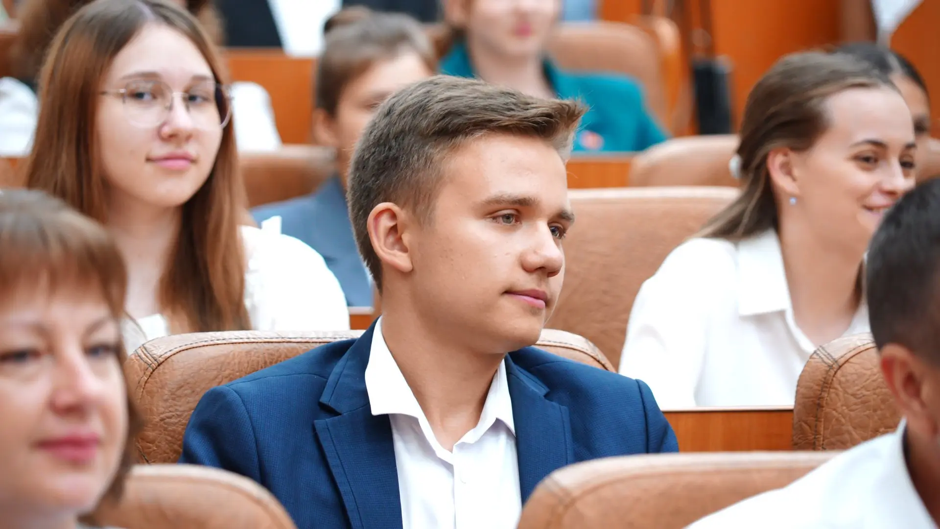 Губернатор Алтайского края поздравил лучших выпускников региона