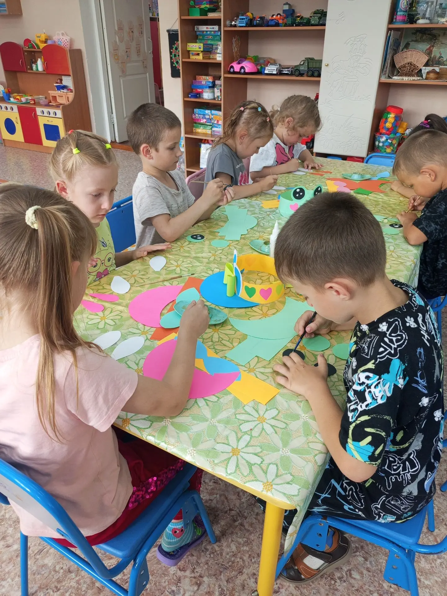 1. Подготовка деталей для создания объема в аппликации.
2. Сборка деталей.
3. Последнии штрихи созда