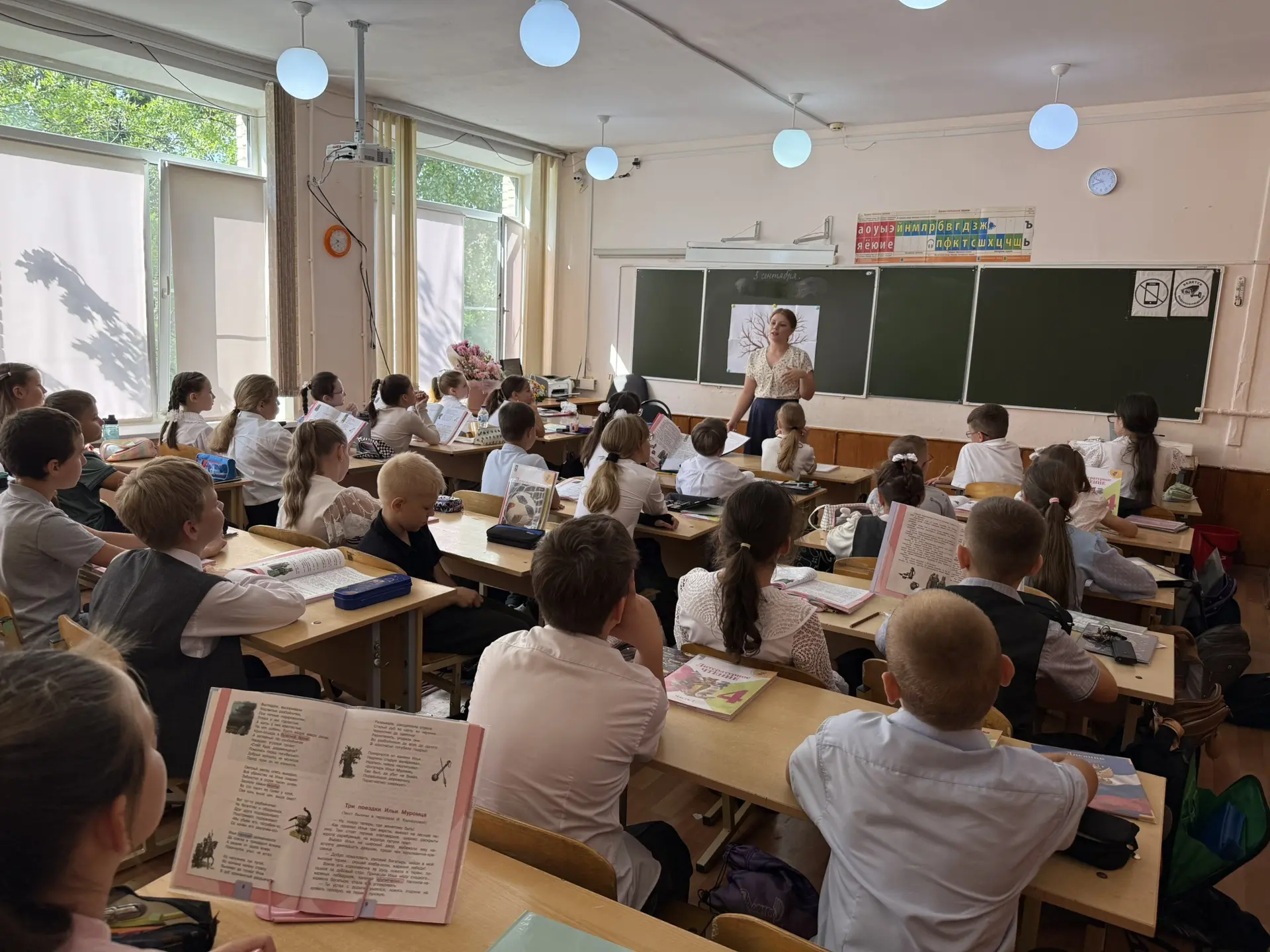 #МАОУСОШ22 | Классный час «Дерево мира: листья‑обещания»