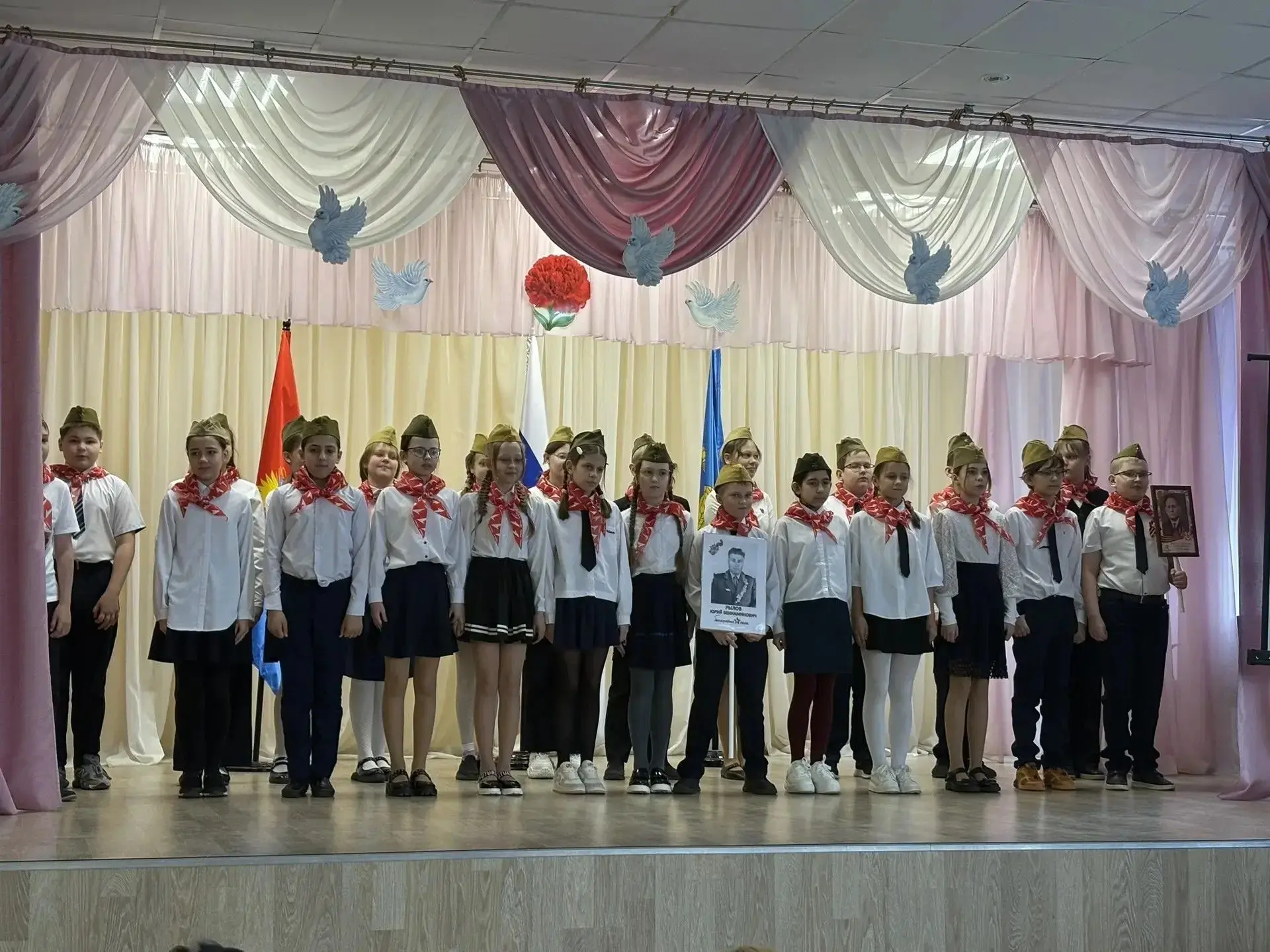 Сегодня в стенах центра образования звучали песни, которые трогают до глубины души, — прошёл конкурс