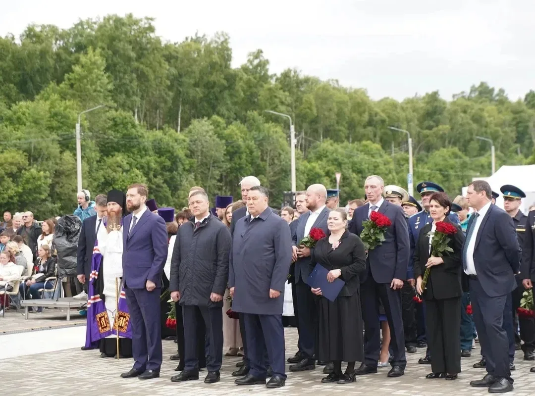 Главный судебный пристав Псковской области Сергей Колесников вместе с сотрудниками возложил цветы к 