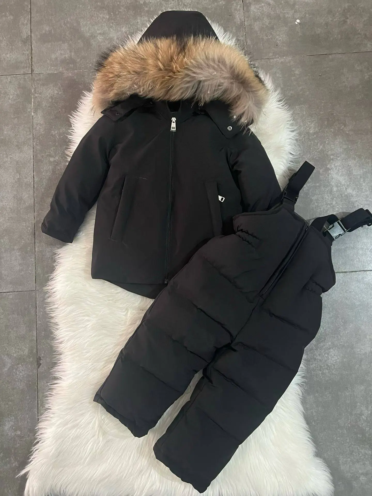 Детский раздельный комбинезон Moncler с натуральной меховой опушкой