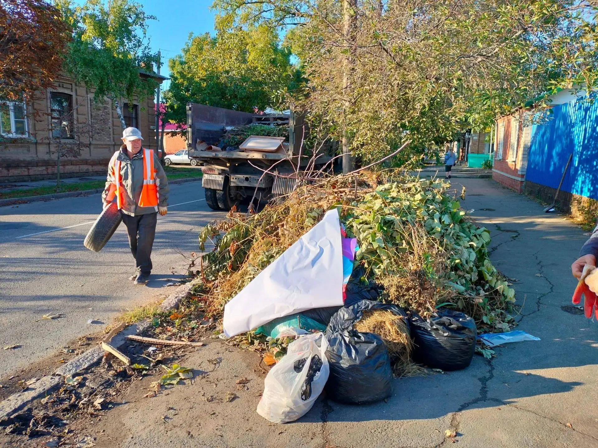 🍁 В ежедневной заботе о чистоте городских территорий у ейских коммунальщиков не стала ...