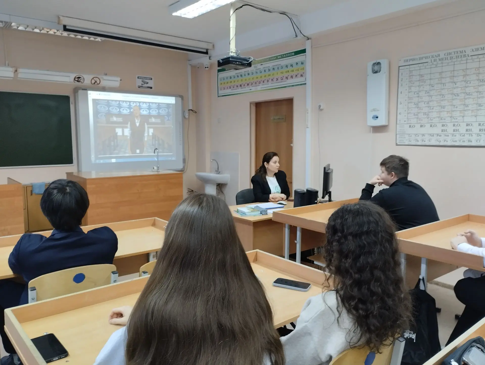 РАЗГОВОРЫ О ВАЖНОМ "КТО ТАКИЕ ДИПЛОМАТЫ?"  9 февраля 2026 года в школе прошли внеурочные занятия «Ра