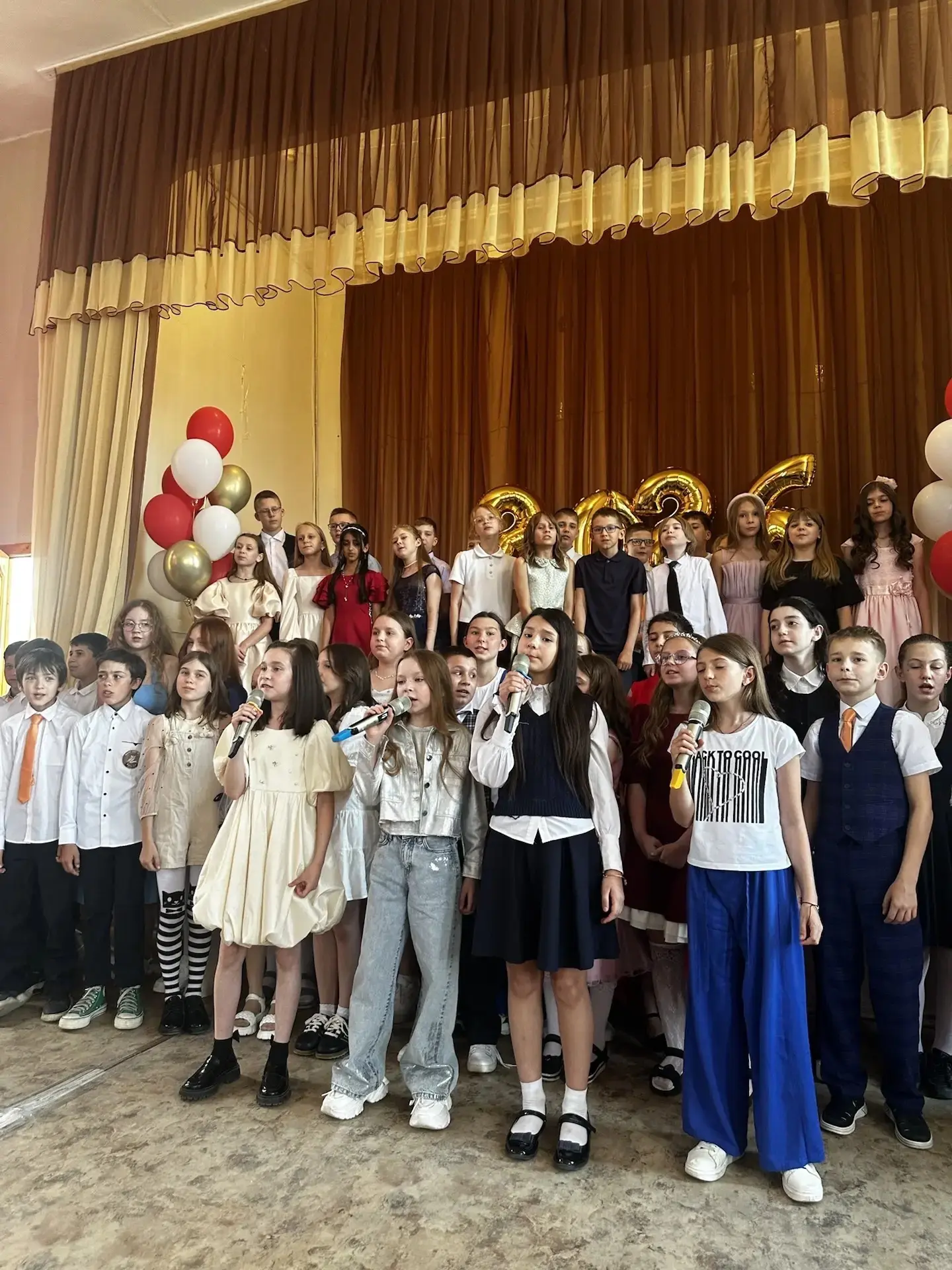 ✨ Сегодня в нашей школе — настоящий праздник! 
 
🎉 У 4 «А» и 4 «Б» классов прошёл выпускной, которы