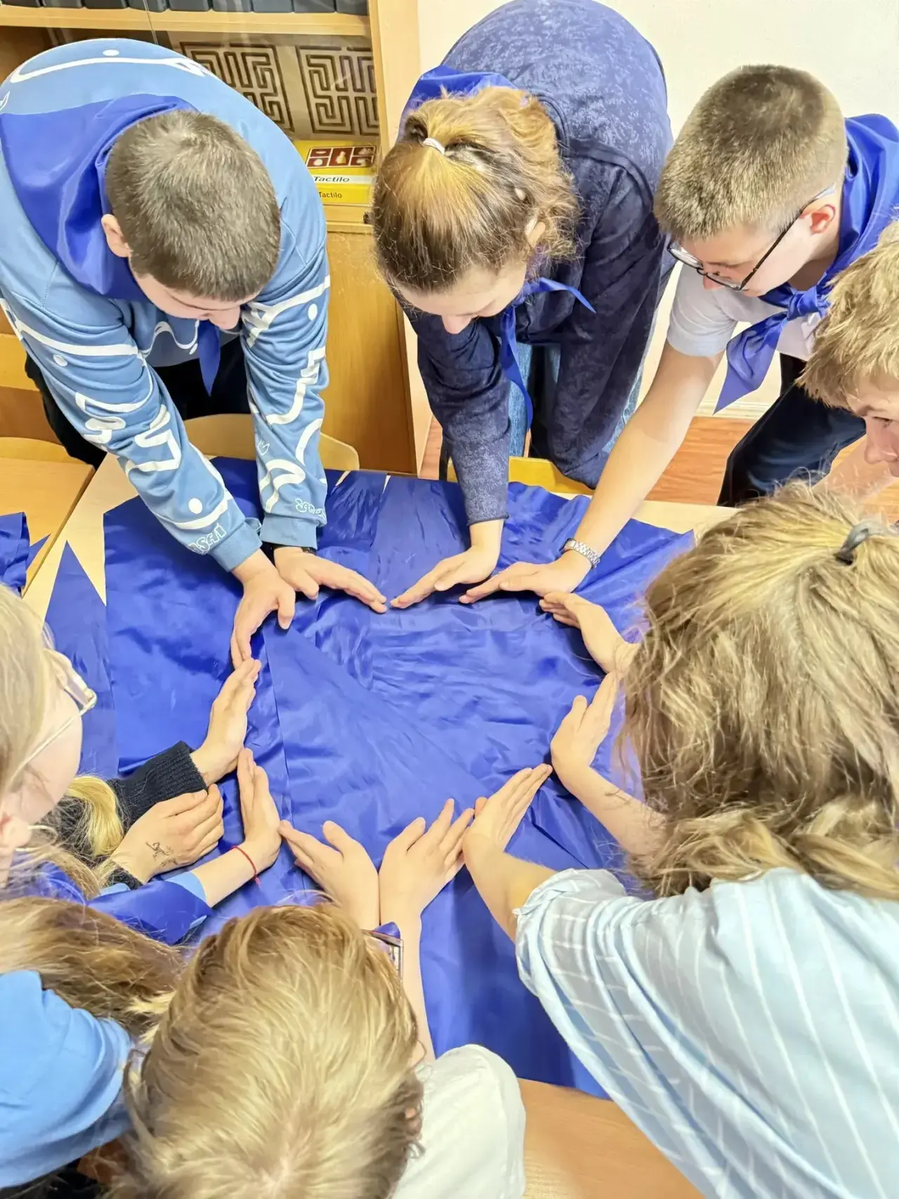 💙 Школьный корпус «Ника» продолжает участвовать в акции «Подсвети синим»  Ранее в корпусе уже прошло