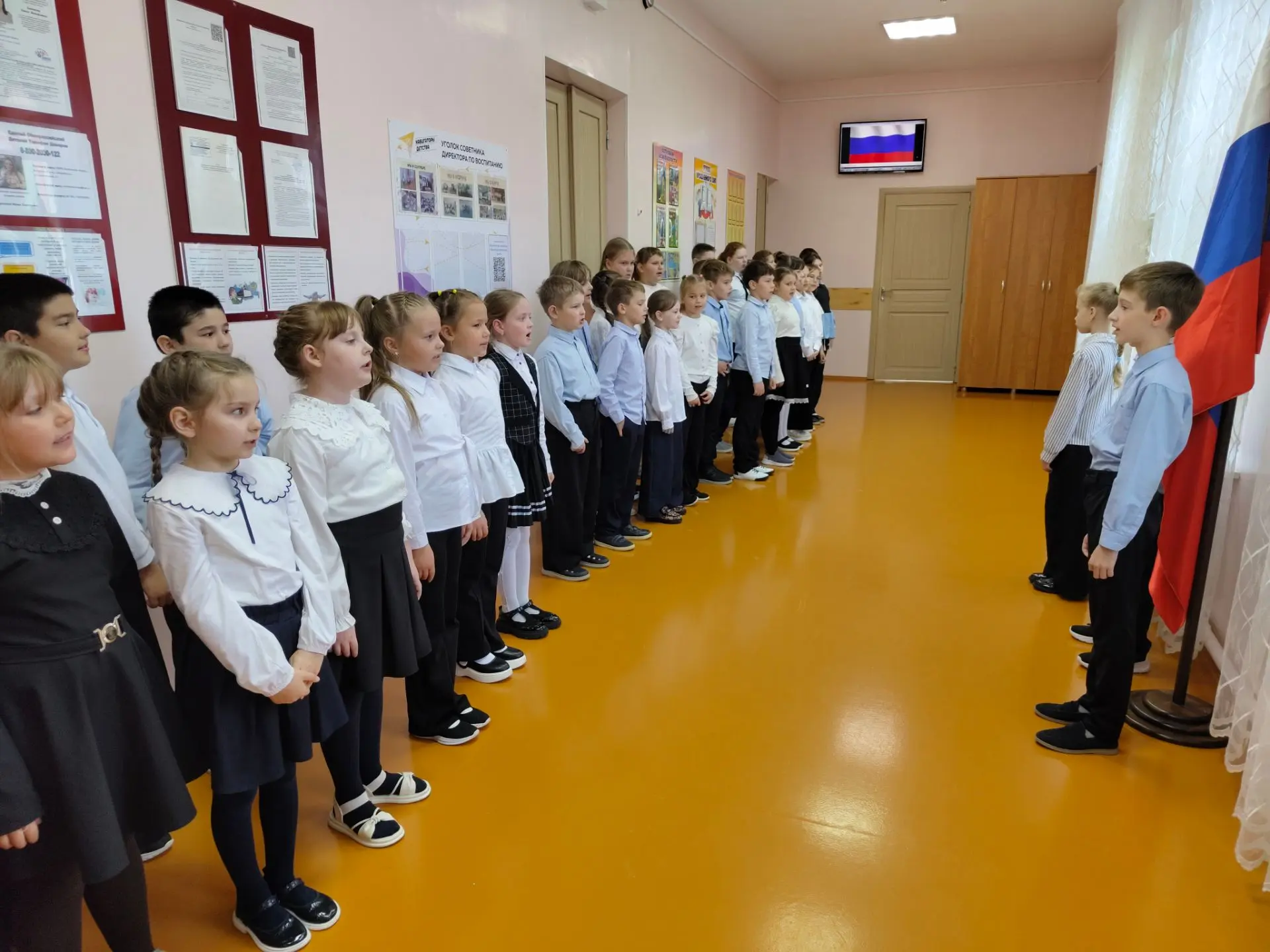 Сегодняшний день в нашей школе начался по-особенному — с торжественной линейки! Под зву...