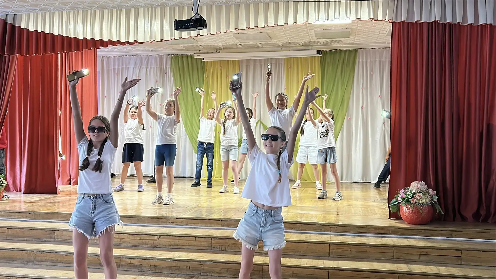 🎉Вот и пролетела незабываемая лагерная смена, наполненная дружбой, открытиями и звонким смехом. 
🎉