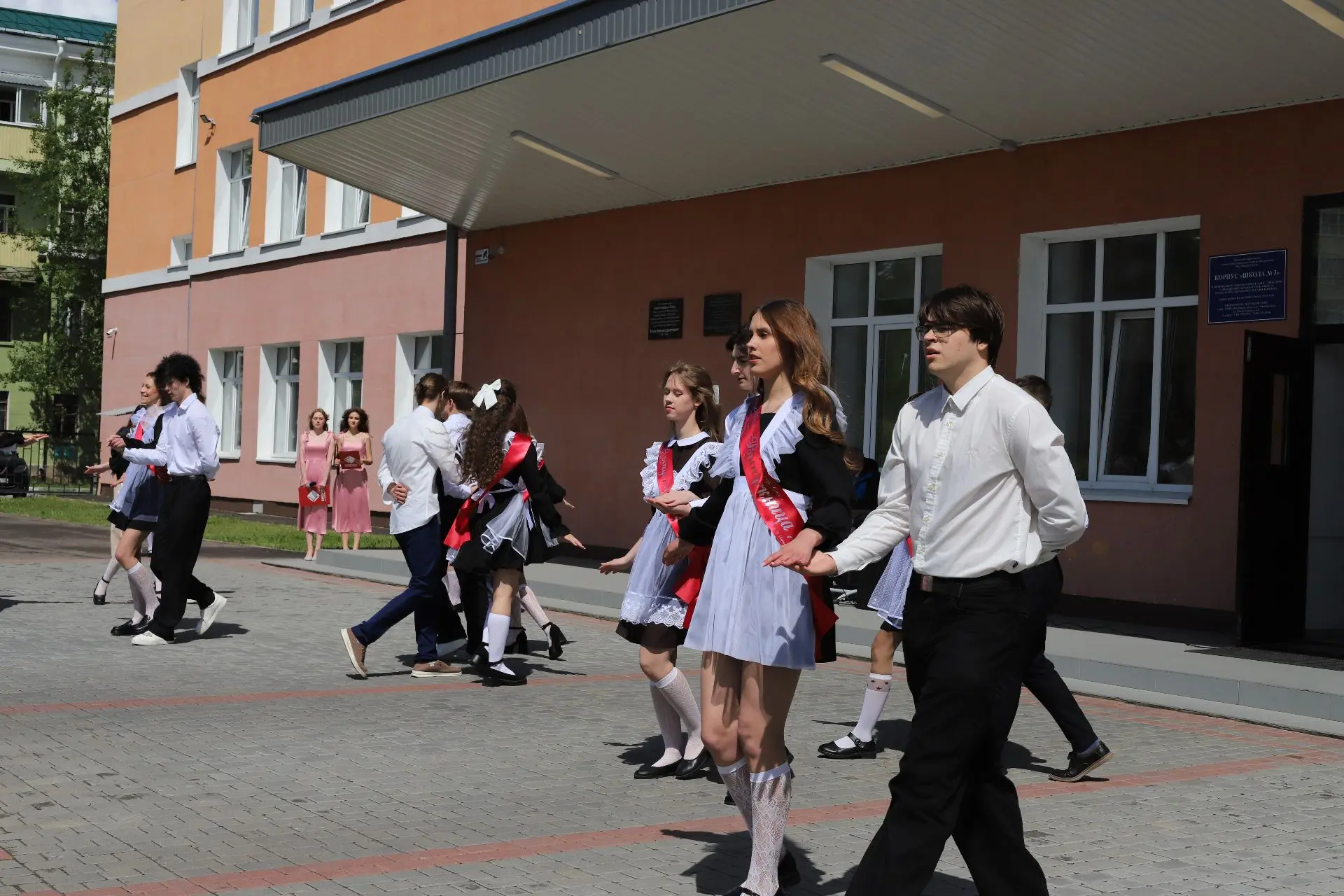 Школьные годы чудесные... Они правда закончились? 😢📚  Сегодня в школе Корнеева случилось то, что зас