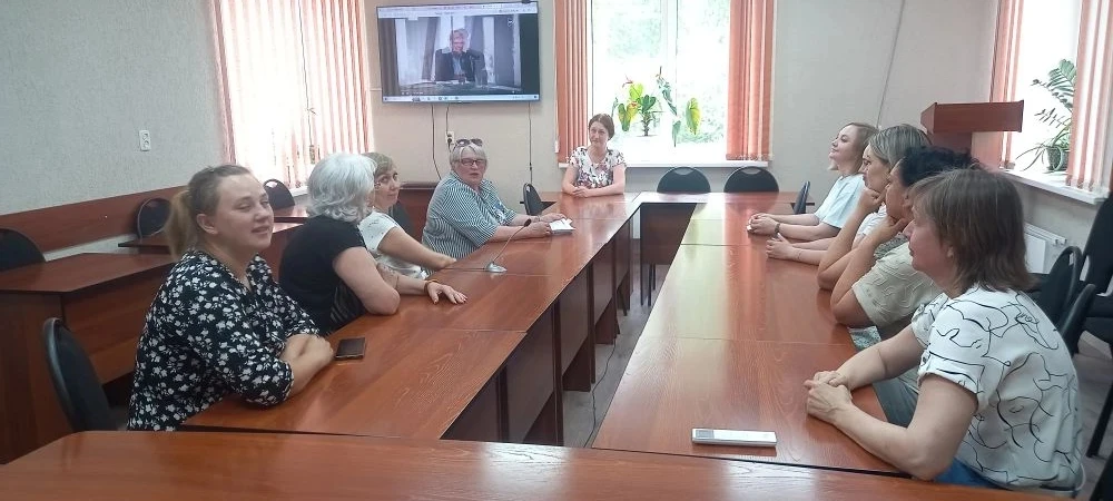 Разбираться в  различных  и сложных вопросах  гораздо результативнее и  проще в коллективе своих еди