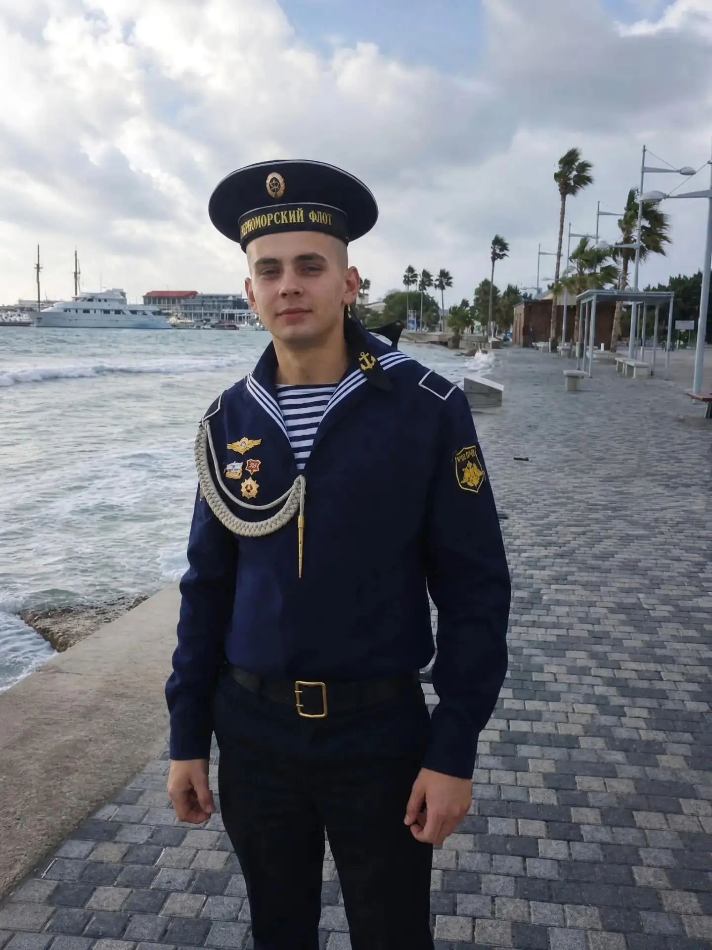 Утром — защита диплома в колледже, а вечером — проводы в армию. 🎓⚓️