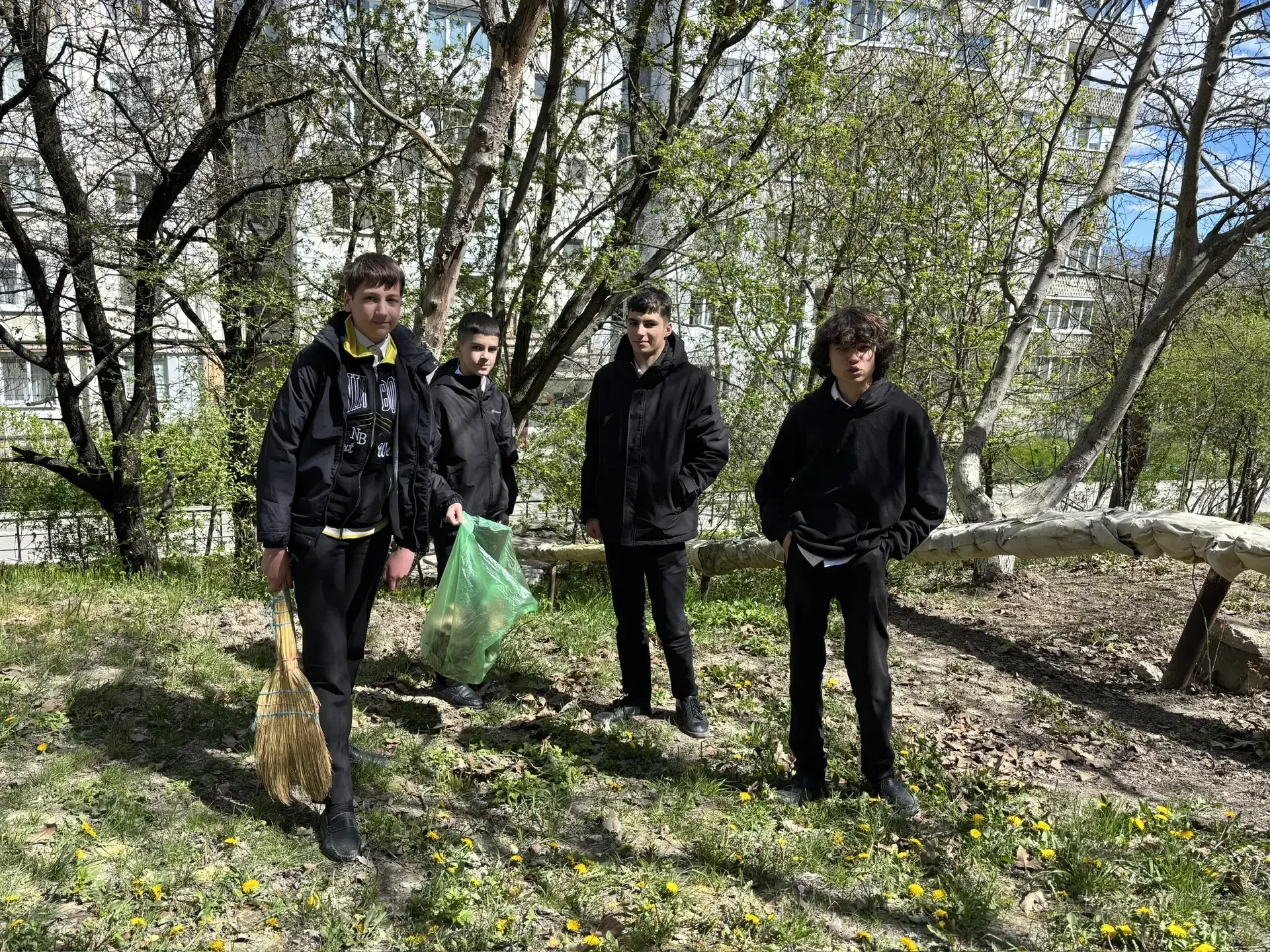 В преддверии Праздника Весны и Труда 7 - В провел уборку территории! Сегодня наш коллектив во главе 