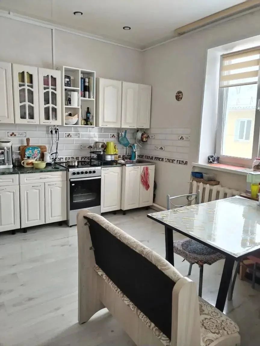 .Продается 3х комнатная квартира, по адресу ЛДК, улица Горького 5. Сделан ремонт, балко...