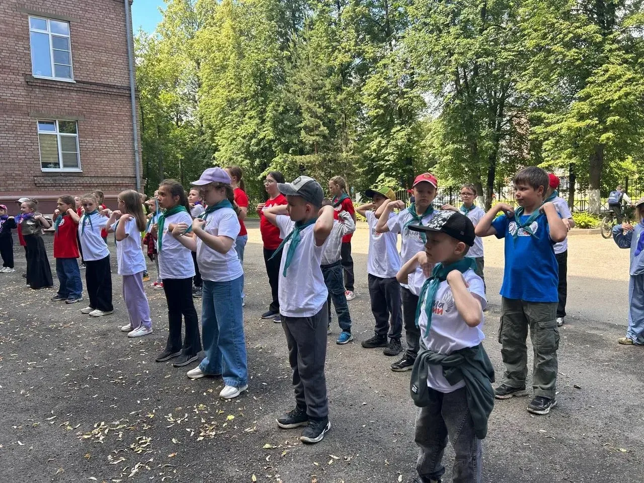 Энергия лета: как вожатые зажгли этот день в лагере! ☀️

🕺17 июня в пришкольном лагере «Содружество