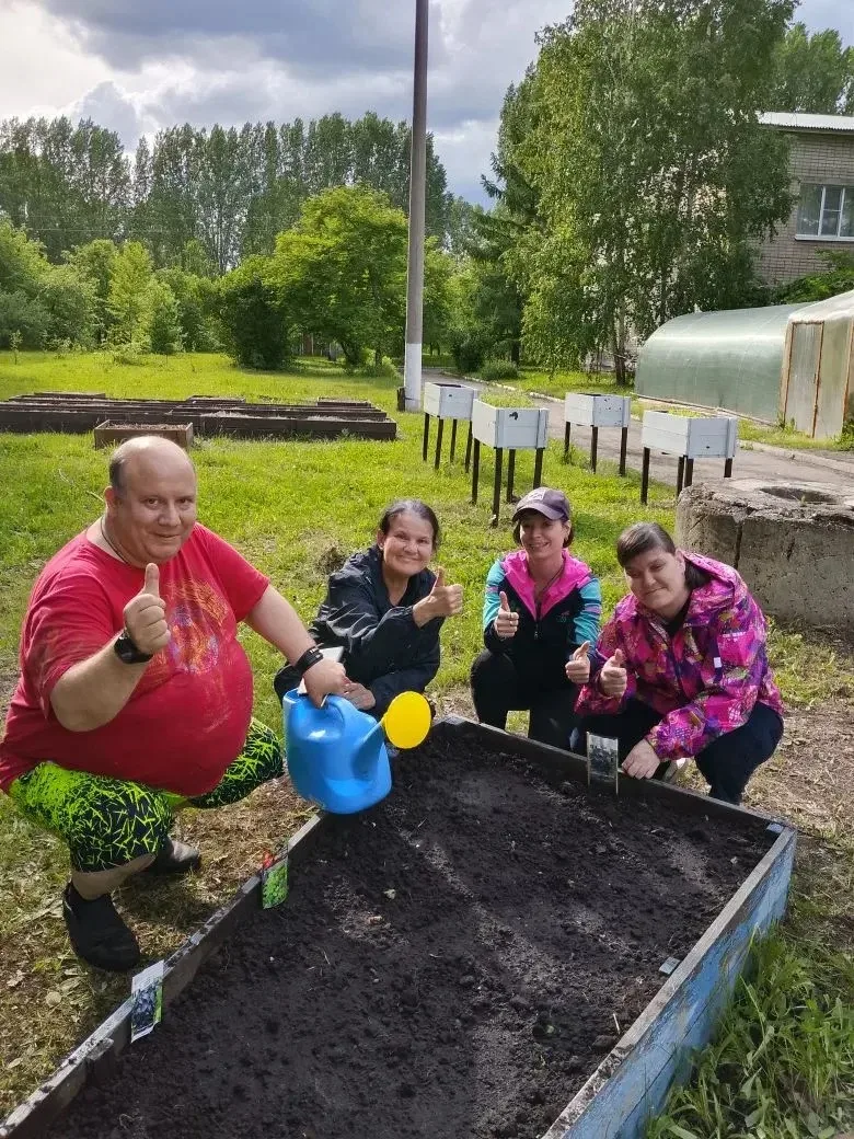 🌱 «Огород кормит — лень портит», — гласит народная мудрость. Подопечные Дома социально...