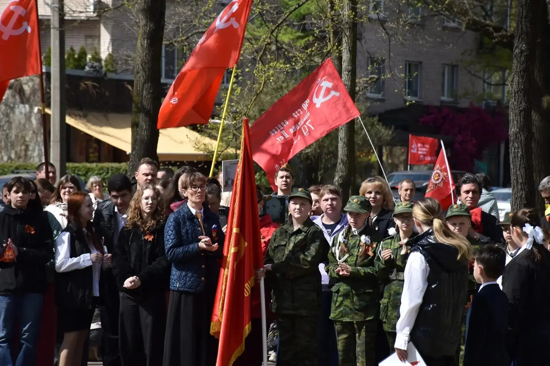 🇷🇺 Сегодня, в день 81-й годовщины Великой Победы, у памятного знака героям-пушкинцам прошла Вахта па