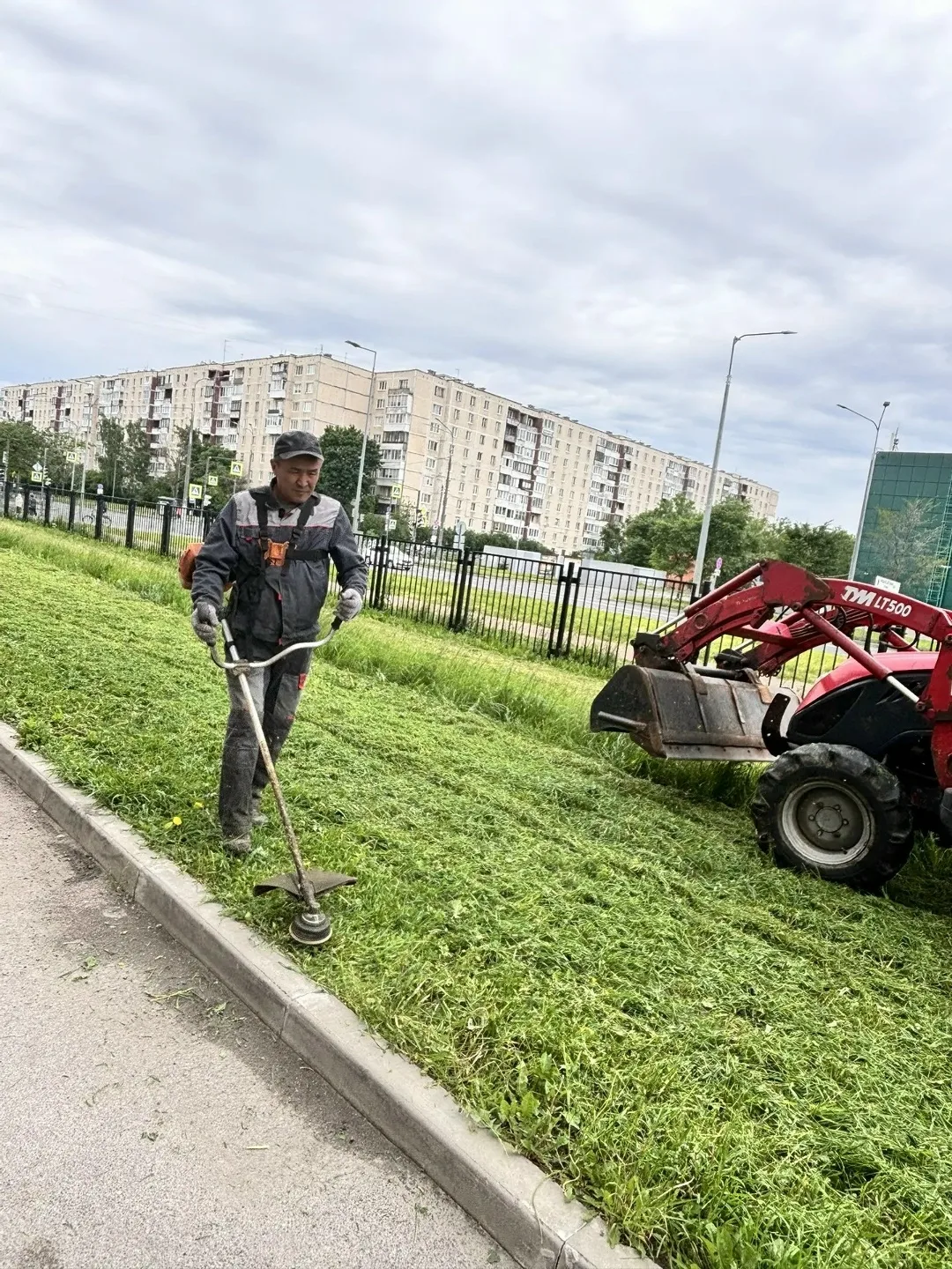 🚜 Один большой. Второй шумит громче. 
 
Начался уже второй покос травы в этом сезоне. 
 
На открыты