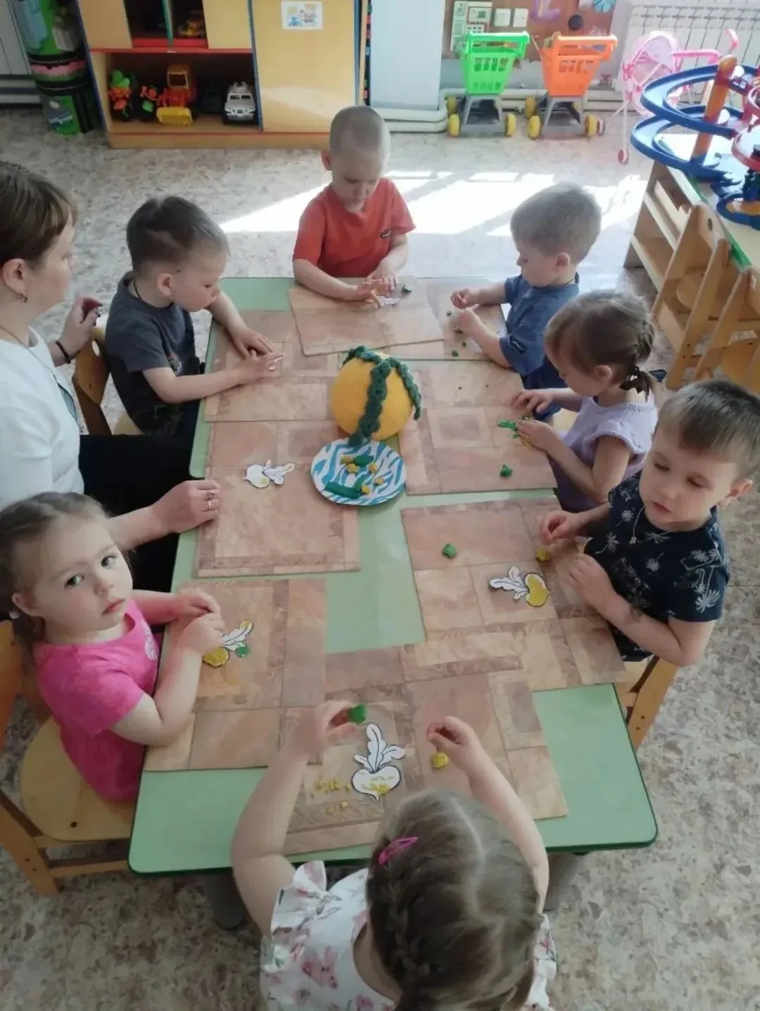 В рамках проекта "Мир народных сказок" в младшей группе "Лучики" прошло занятие по лепк...