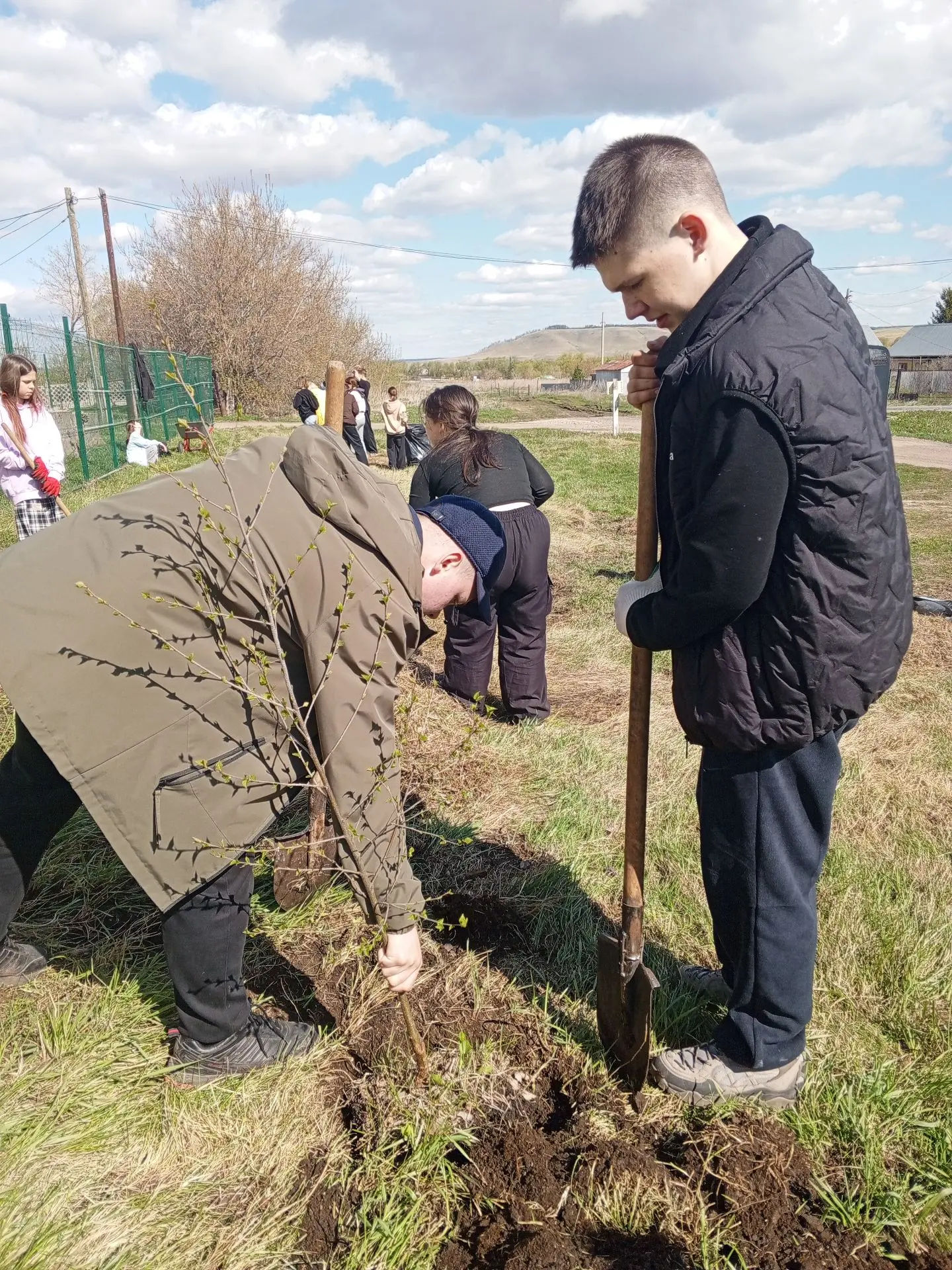 "Сад Памяти" в нашей школе! 🌳💚2 мая мы посадили деревья, которые будут расти вместе с нашей память