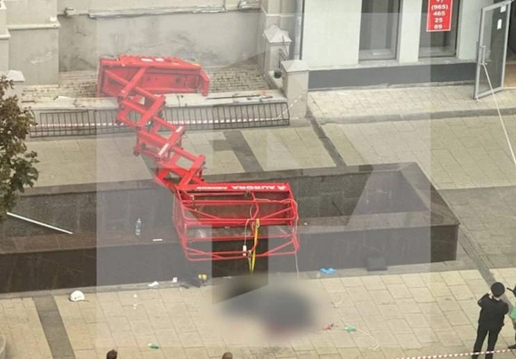 ⚡️ Подъёмник с двумя рабочими упал в центре Москвы — один человек погиб, второй находит...