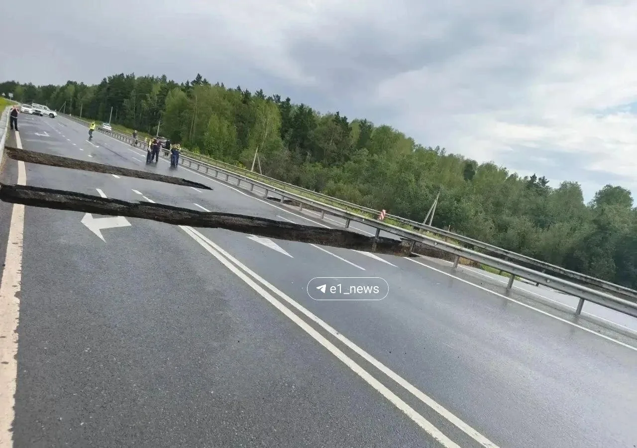 На Тюменском тракте продолжают восстанавливать дорогу после паводка.