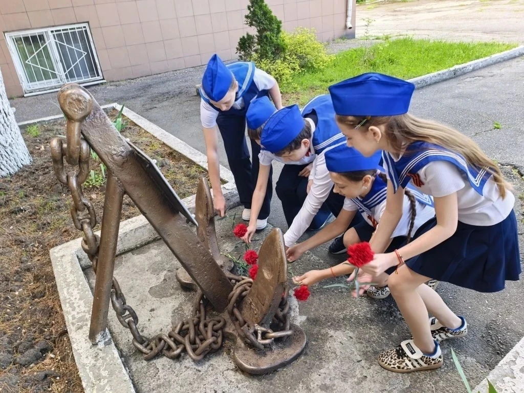 🧑‍🏫 Сегодня в стенах нашей школы царит особая атмосфера — атмосфера глубокого уважения, памяти и гор