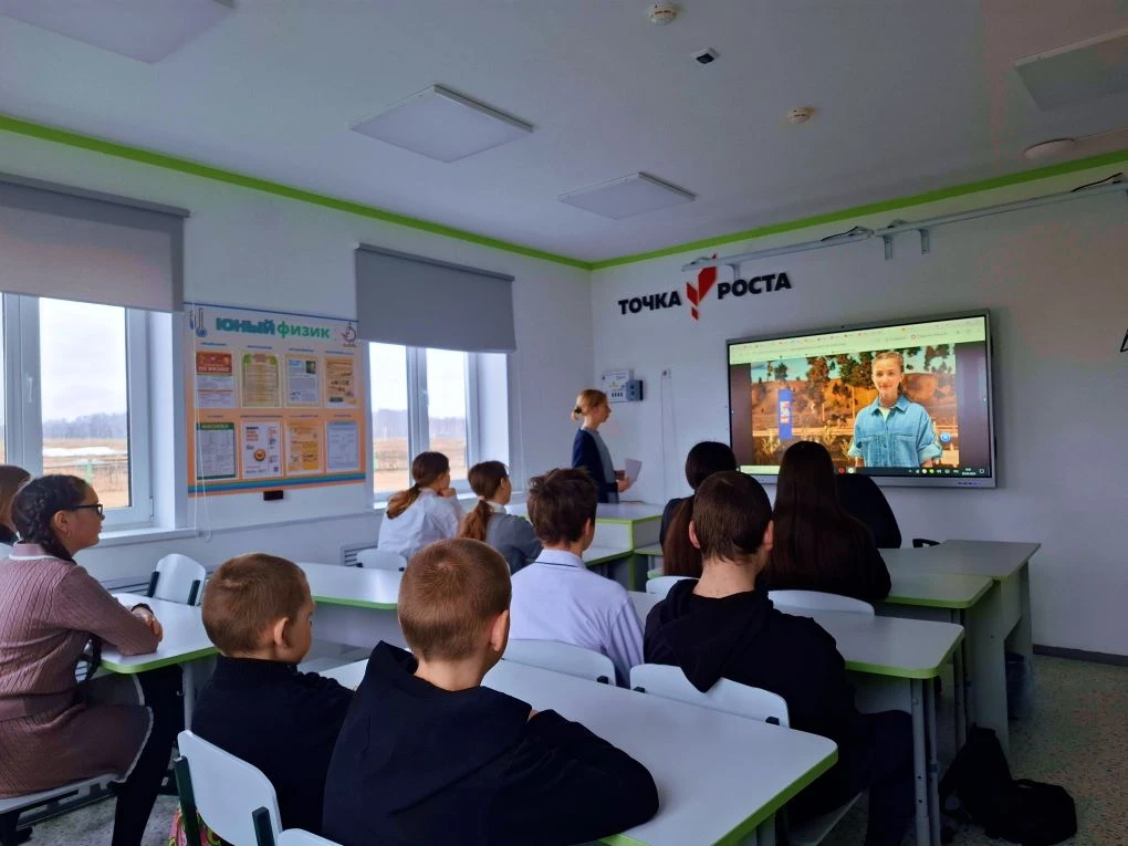 🔔Утро понедельника 20 апреля 2026 года в нашей школе традиционно началось с торжествен...