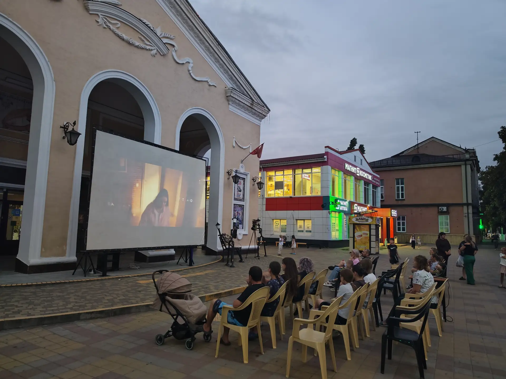 🎬 Прямо сейчас перед кинотеатром «МИР» идёт бесплатный показ комедии "Папа может". 😊 ...