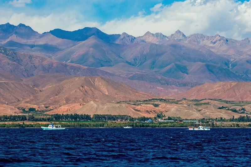 из Новосибирска на Иссык-Куль 🇰🇬 за 4 200 р. OW (в сентябре)
S7, прямой рейс - https://smkt.us/7xf