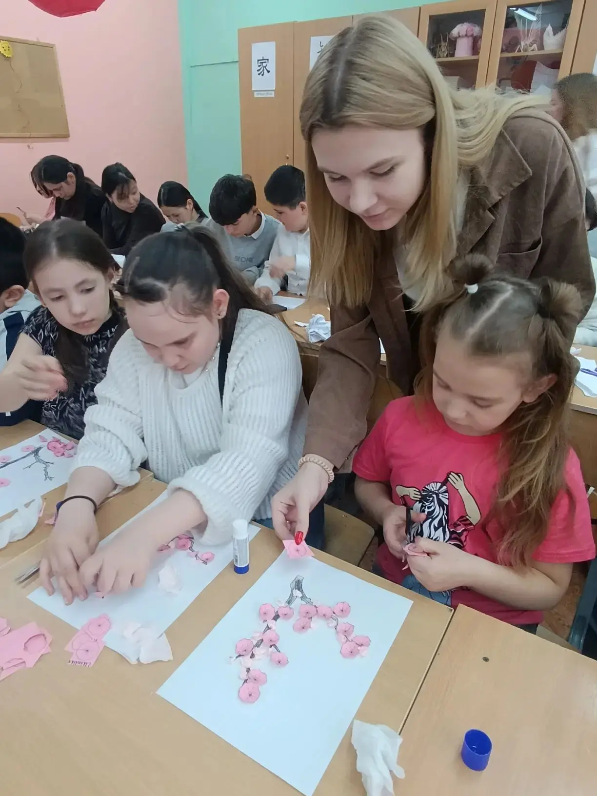 В рамках Дня Китайской культуры прошёл мастер-класс по созданию весенней композиции с ветвями сакуры