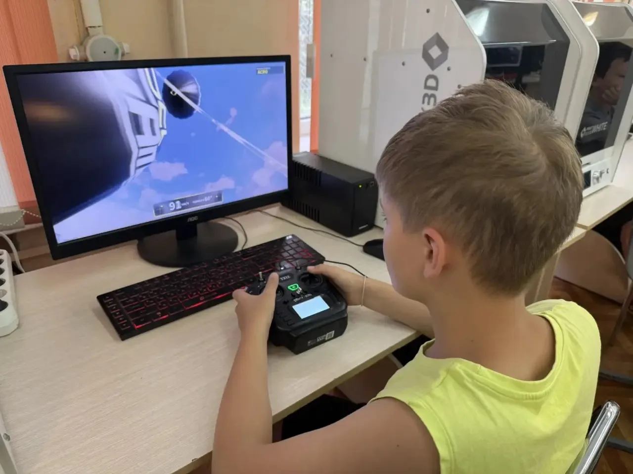 В объединении #Квадросфера прошло занятие, посвящённое беспилотным летательным аппаратам. 

Ребята р