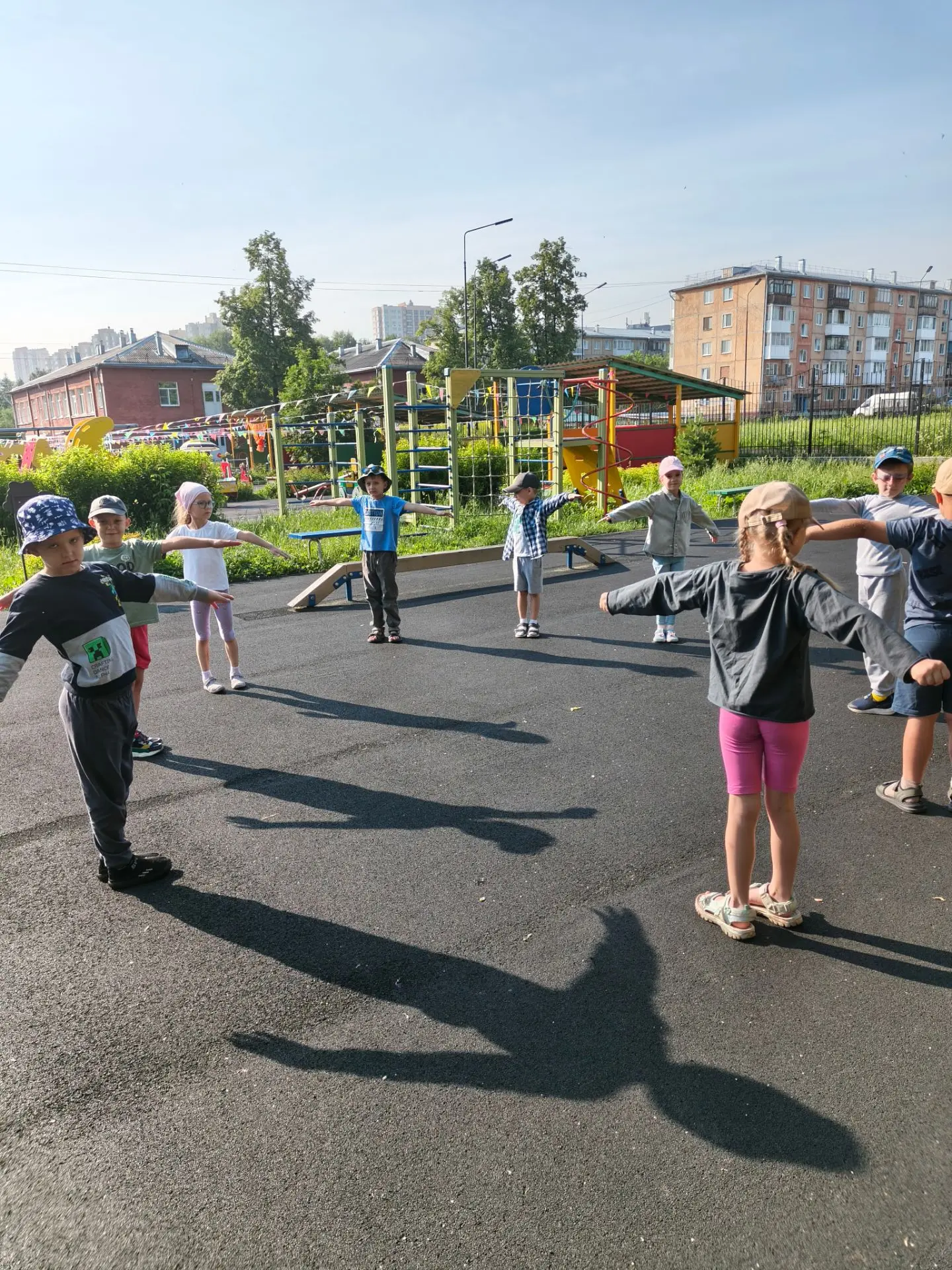 Утром дружно  в сад пришли 👫
Начинаем день с зарядки,🏃‍♀️🏃‍♂️
Встали прямо, ноги шире🤸‍♂️
Руки  