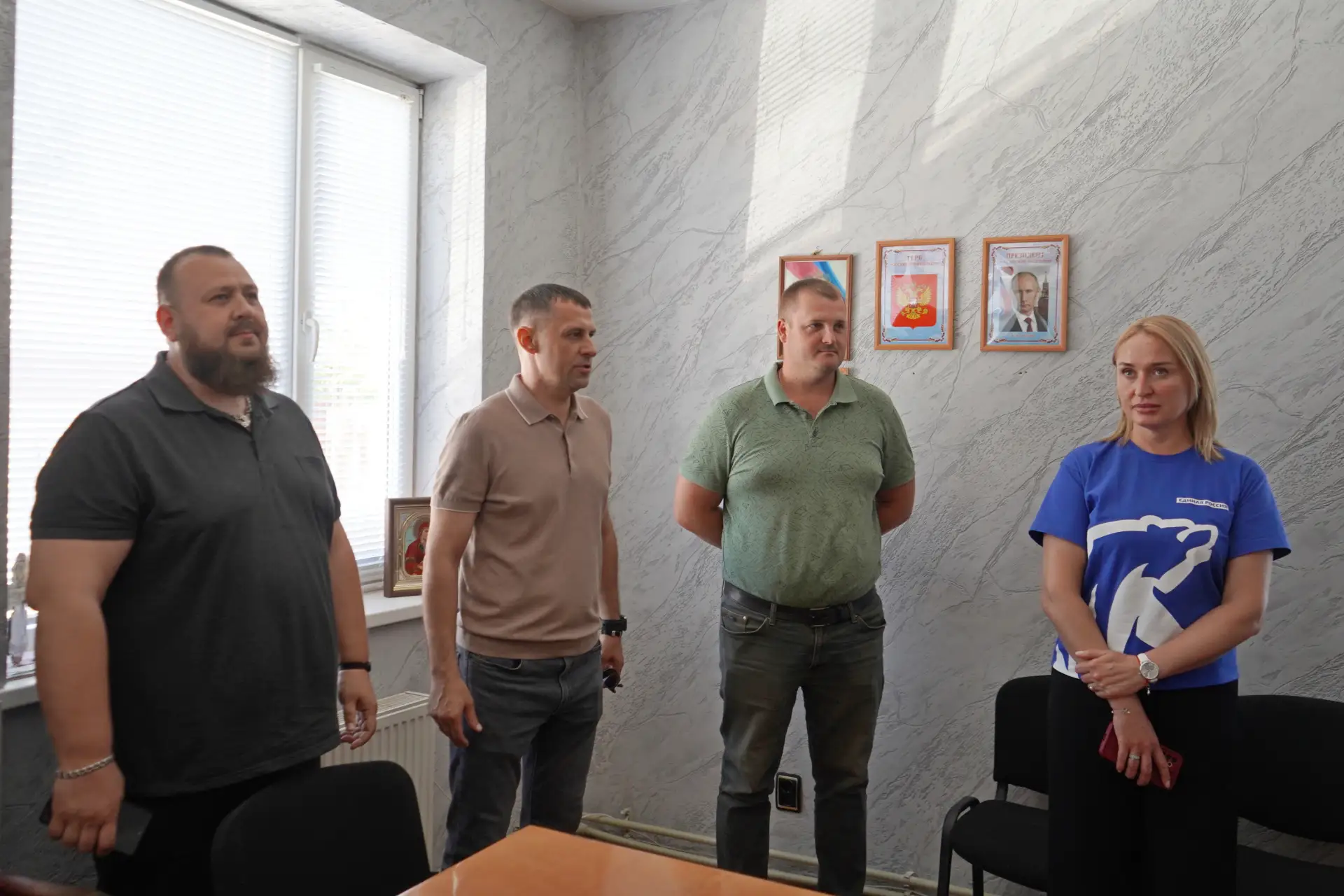 Вместе с рабочими муниципального предприятия «Благоустройство» и депутатом Народного Совета ЛНР Иван