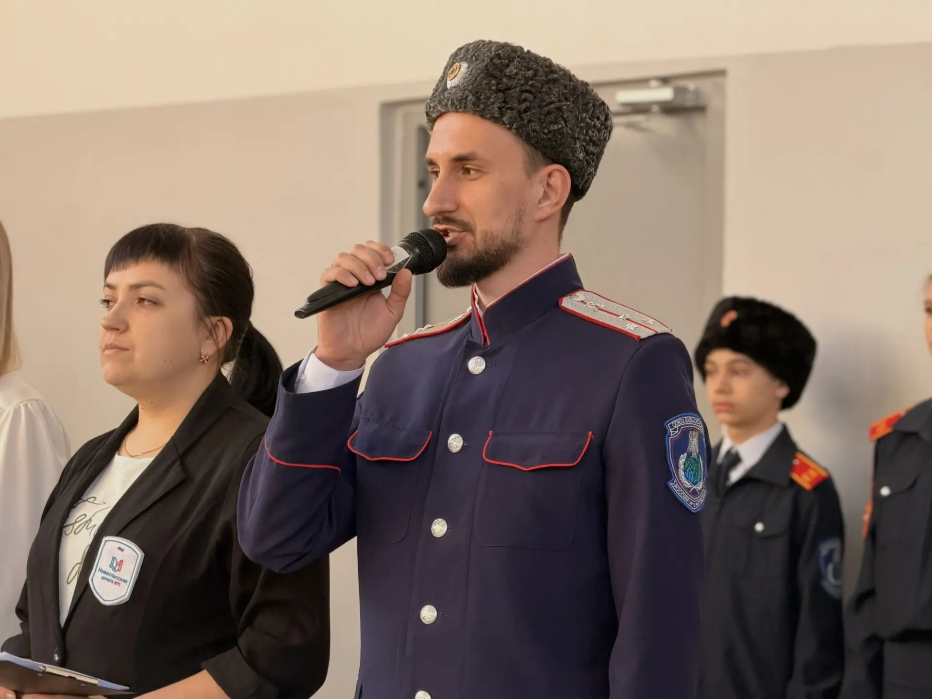 🏆СТАРТ НЕДЕЛИ ПОД ФЛАГОМ ПОБЕД!   Сегодня наша школа традиционно открыла новую учебную неделю торжес