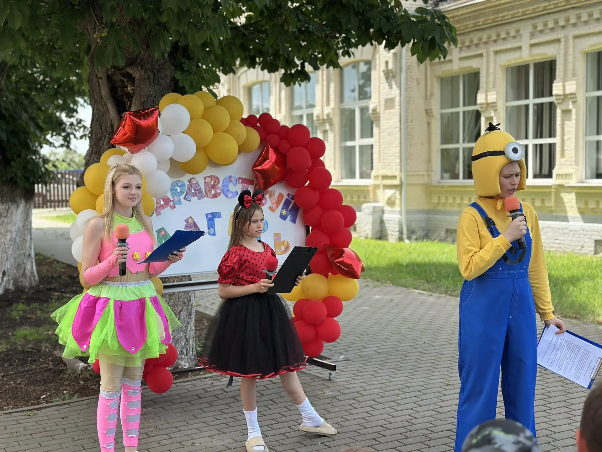 🎉 Торжественное открытие лагеря «Росинка»! 

10 июня  наша школа превратилась в настоящую страну ве