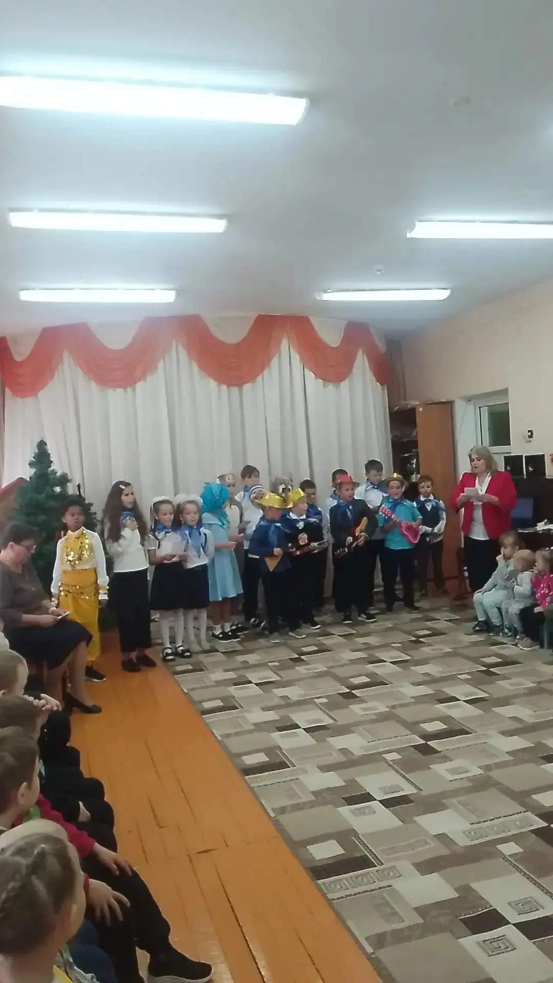 Ученики начальной школы Центра образования "Первомайская школа"  вместе с классными рук...