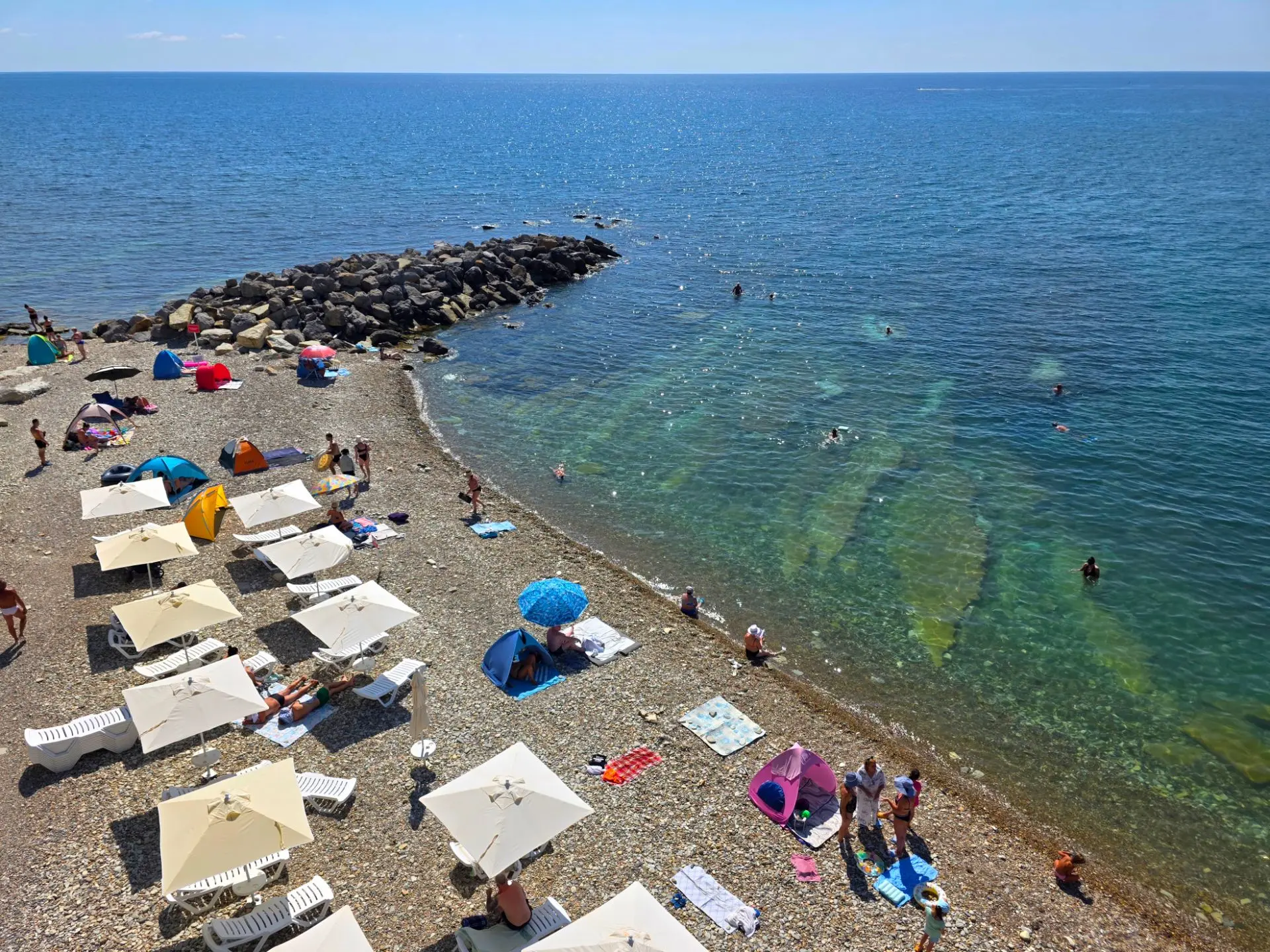 На пляже Факел в Дивноморске прямо сейчас благодать 🏊‍♀️