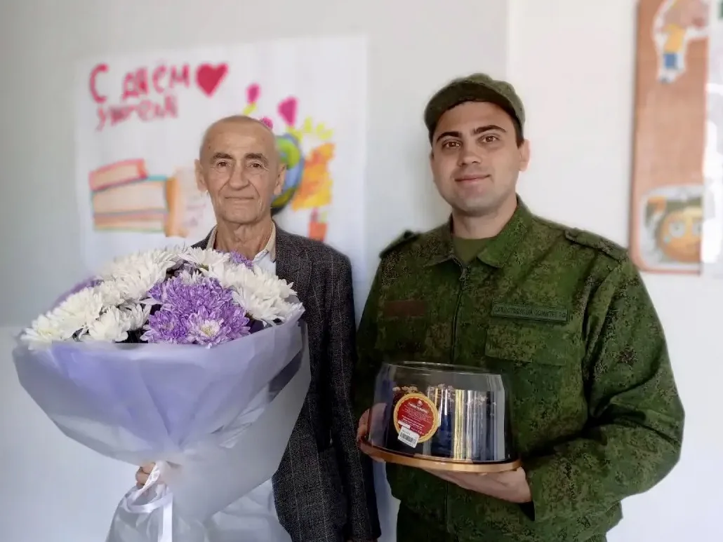 Офицеры следственного управления поздравили педагога с Днём учителя