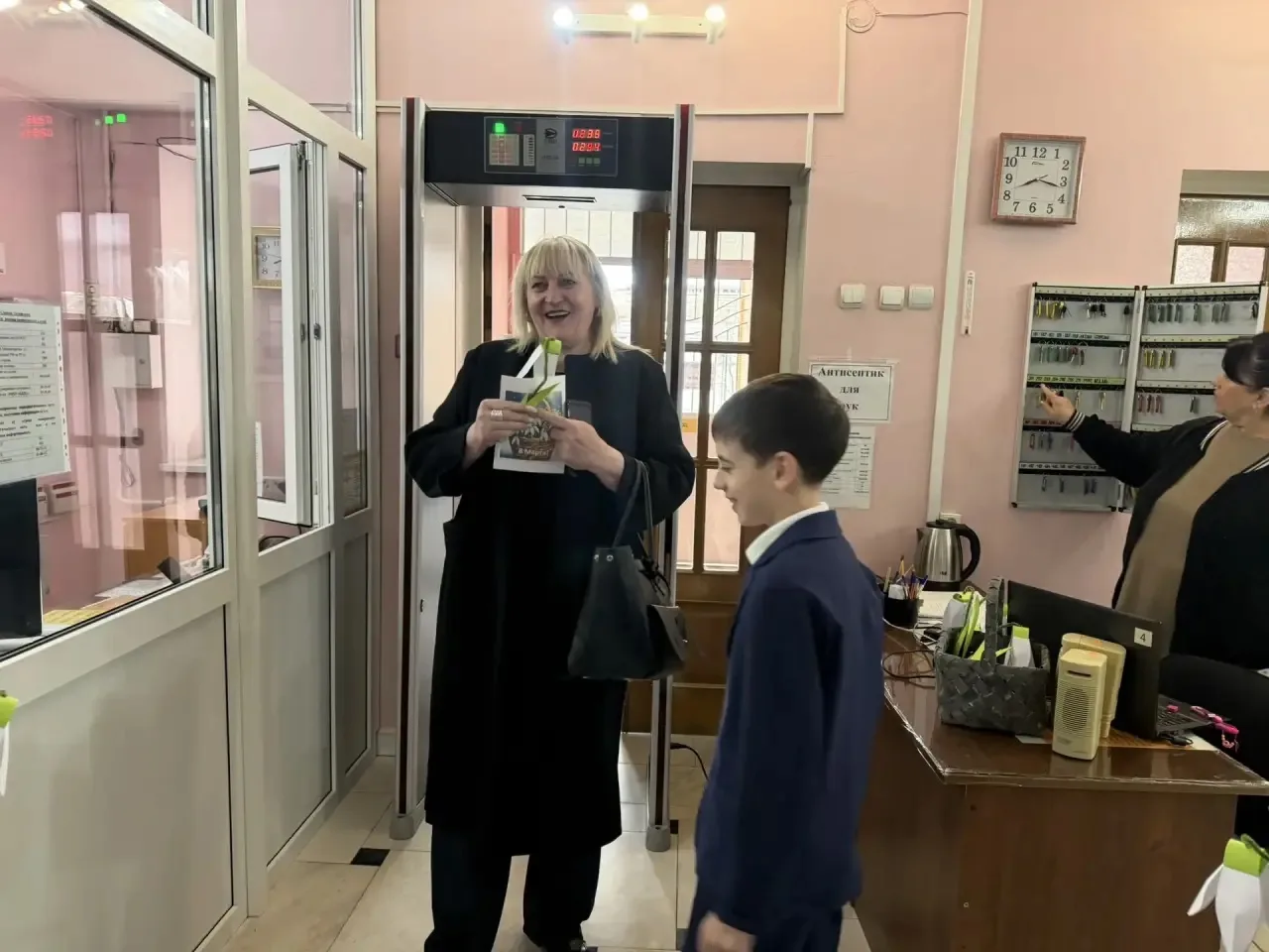 Утро в лицее началось с чуда. Вместо привычной спешки и звонков — море улыбок и весеннее настроение.