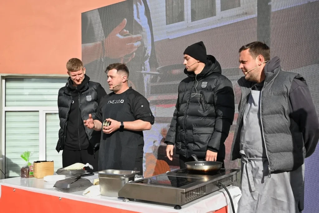 Футболисты тульского «Арсенала» устроили кулинарную дуэль с калининградскими шефами на ...