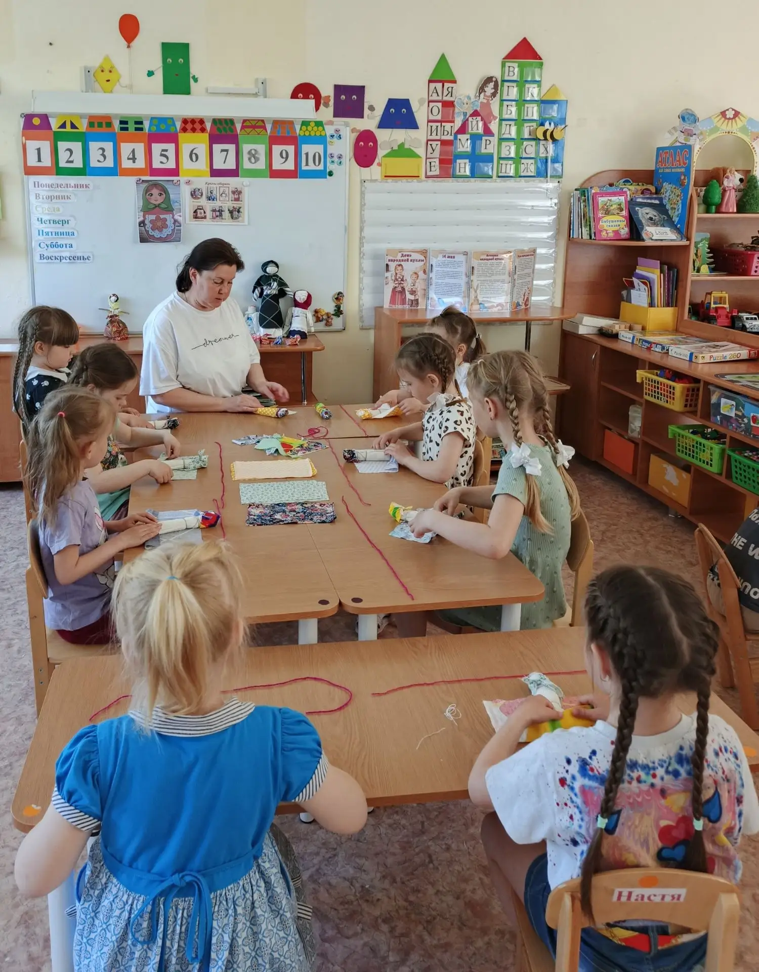 В День народной куклы ребята группы "Непоседы" раскрашивали матрёшек и скручивали кукол...