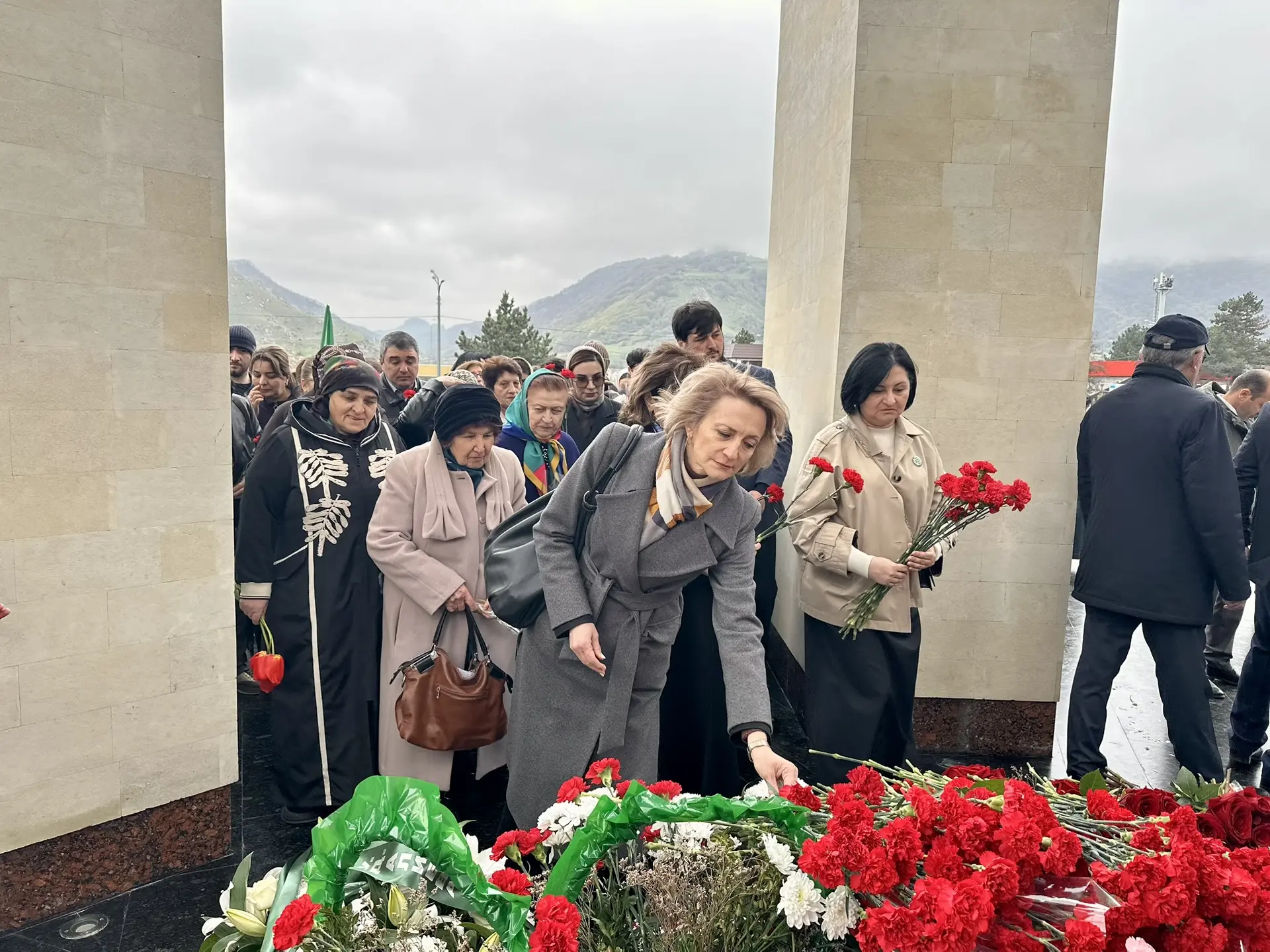 Коллектив КЧГУ во главе с и.о.ректора Умаром Узденовым принял участие в митинге, посвященном Дню воз