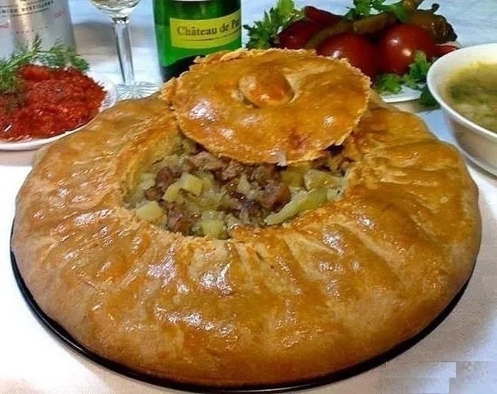 Зур-бялеш. Рассыпчатый пирог из песочного теста с сочной начинкой.
