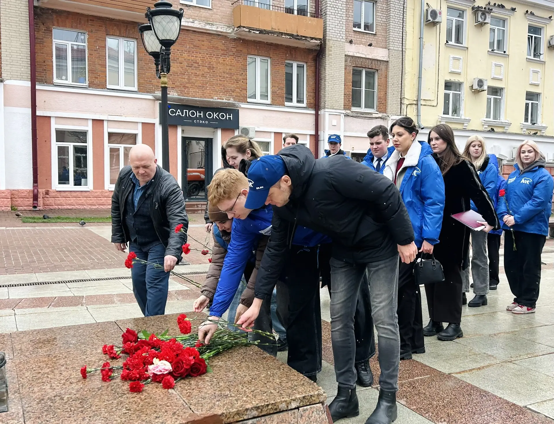 65 лет полёту Гагарина: в Брянске активисты Единой России возложили цветы к памятнику первому космон