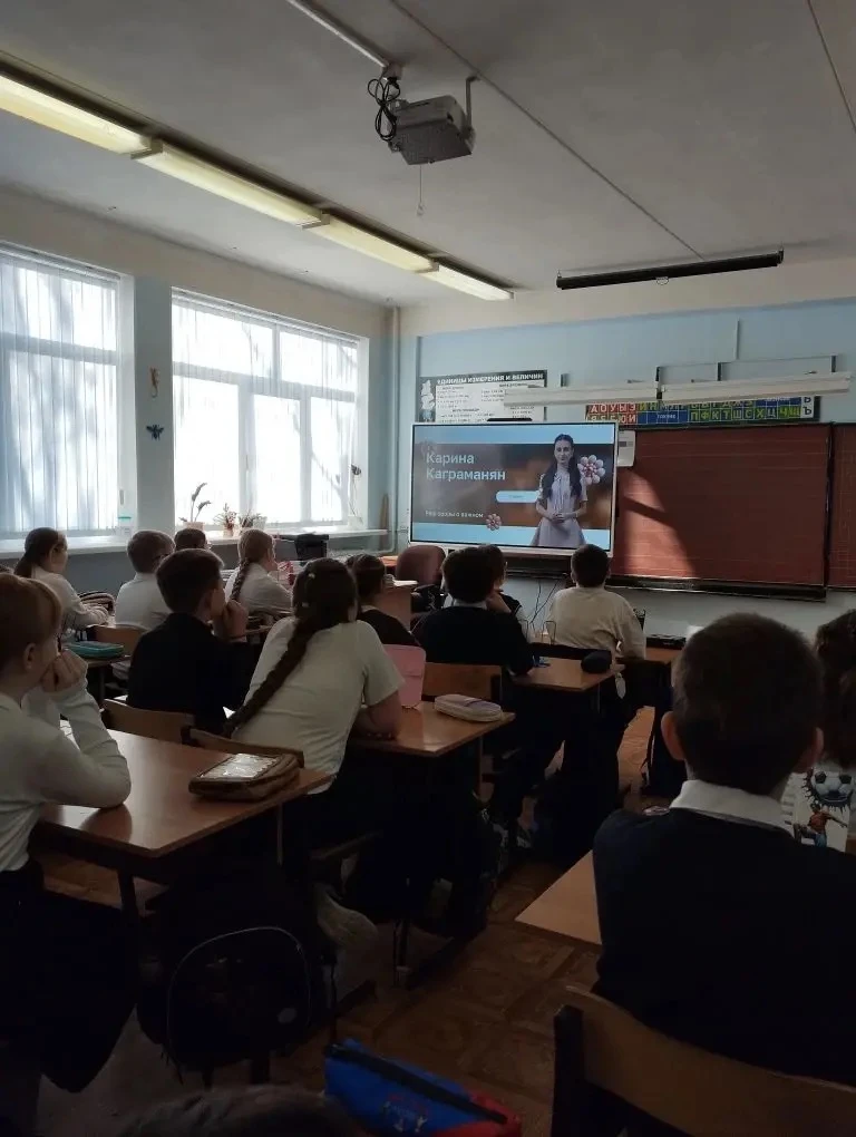 🏫 В нашей школе последний понедельник перед каникулами начинается с разговоров о важном. Сегодня оче