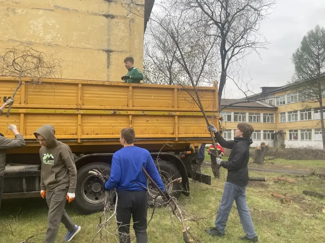 🌳 Полезный труд на благо школы! Парни 11В класса приняли участие в погрузке спиленных веток на терри