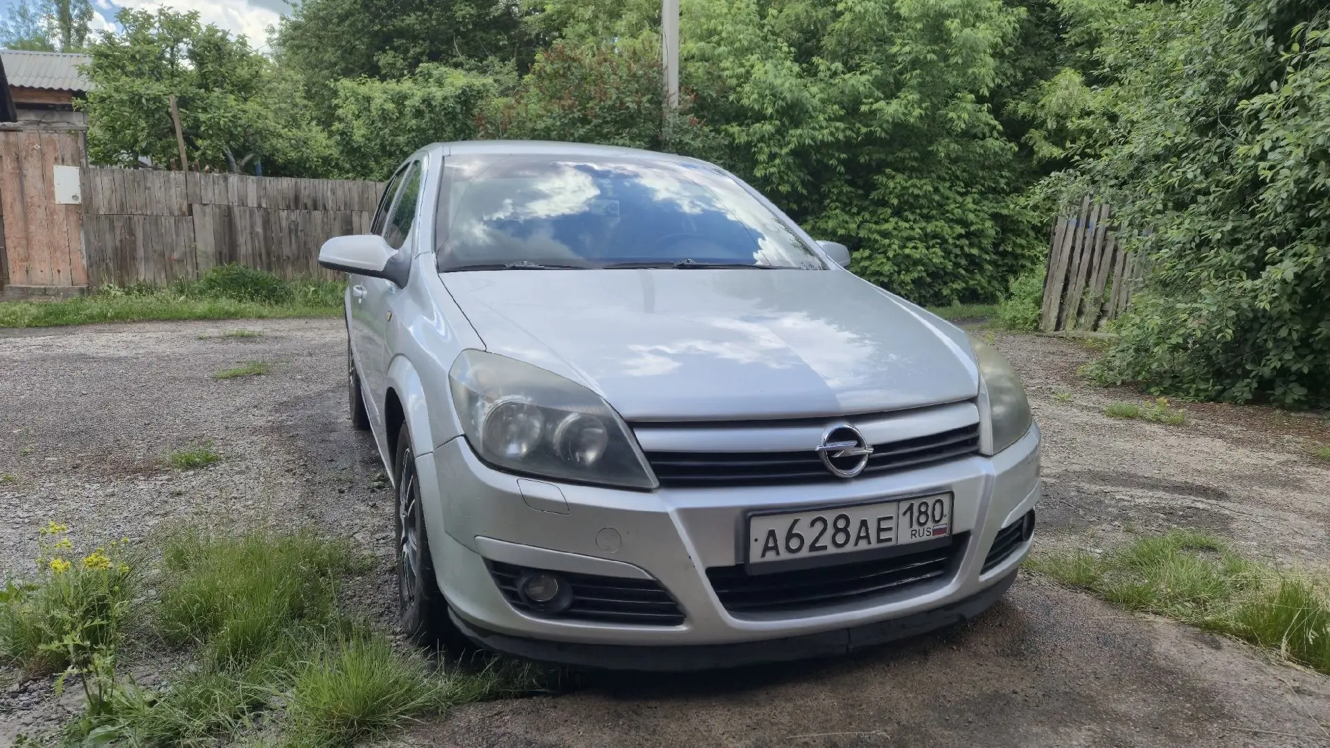 Продам. 
Opel Astra h 1.4 , 2005г.пробег 236636 
Машина в хорошем состоянии, делать ничего ненадо,хо