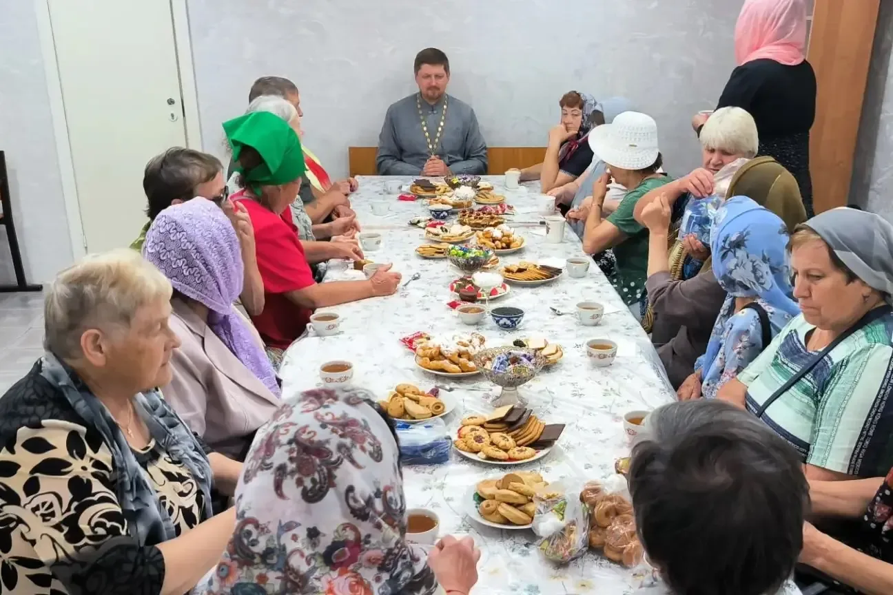 В храме села Новосёлово, в День Крещения Руси, прошла встреча с подопечными социального центра

28 и