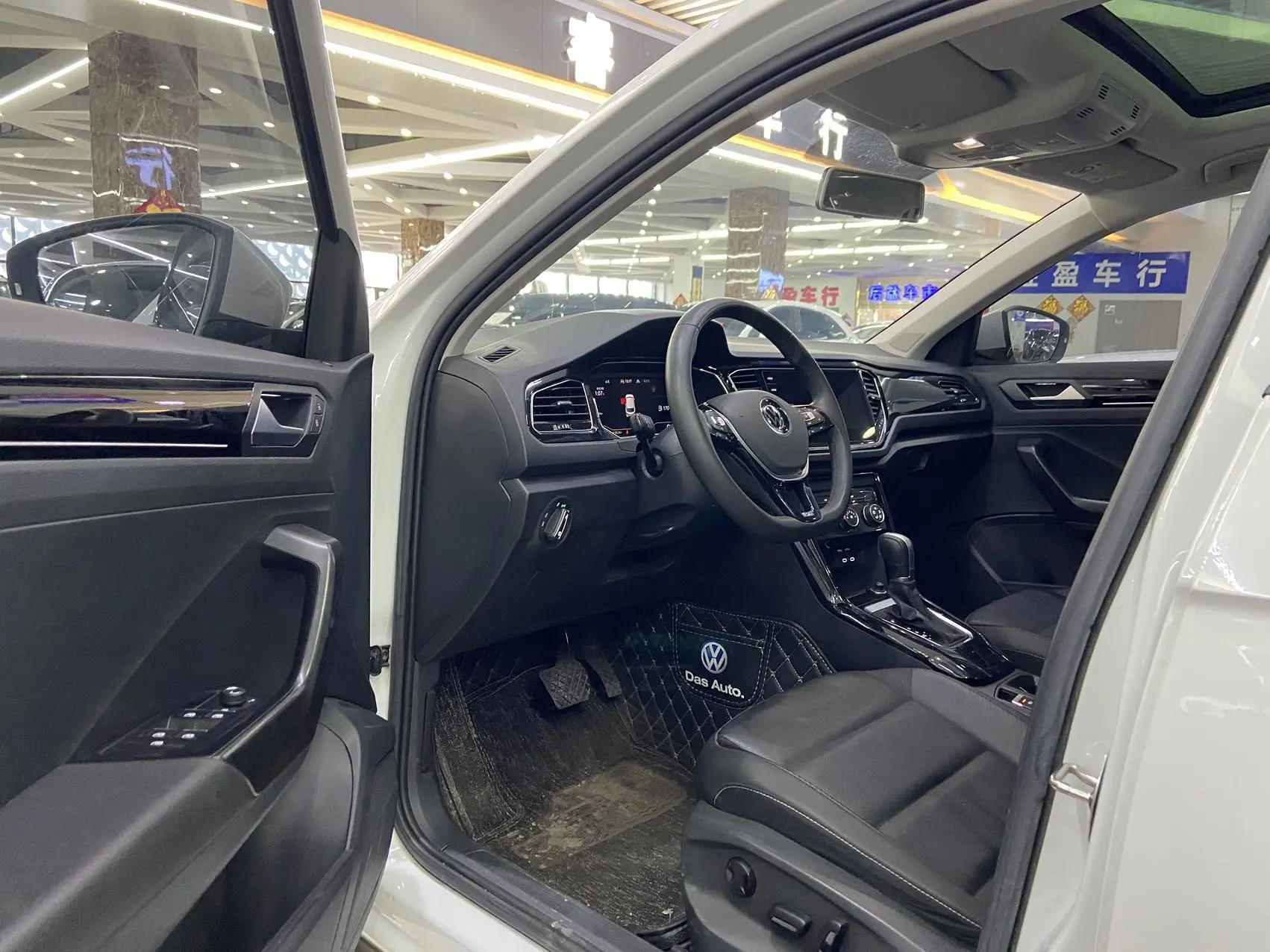 ✅ В наличии на нашей стоянке в Китае   VW T ROC 2023 год 28 000 км 1.4 бензин - 150 ЛС  Передний при
